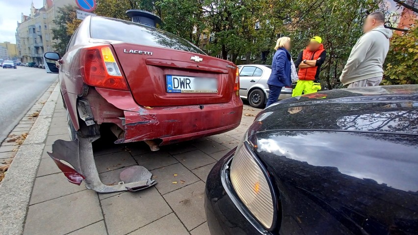 Wypadek dwóch aut na Wyszyńskiego We Wrocławiu. Na przejście dla pieszych wjechała rowerzystka, kierowca audi nie wyhamował