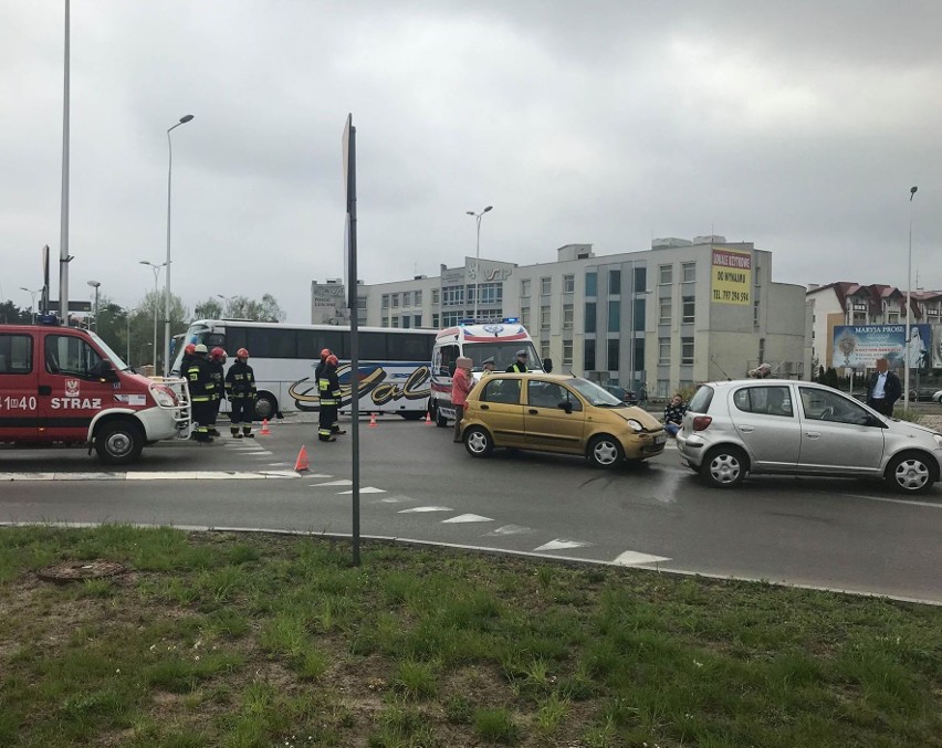 Ostrołęka. Kolizja na rondzie Kuklińskiego. Zderzyły się dwa auta – 28.04.2019