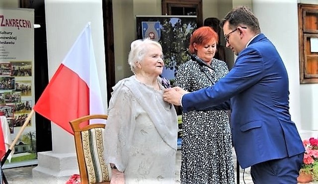Wojewoda Małopolski Łukasz Kmita wręczył w imieniu prezydenta RP Andrzeja Dudy medal Danucie Wiesławie Cieślik