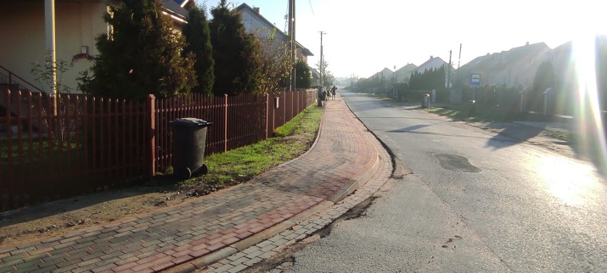 W trzech miejscowościach powiatu jędrzejowskiego wybudowano chodniki. Mieszkańcy których miejscowości mogą skorzystać z nowych chodników?
