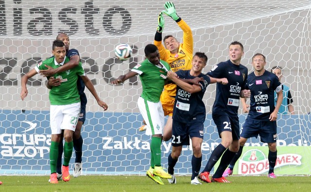 Grupa Azoty nadal będzie głównym partnerem klubu i jej logo znajdować się będzie w najistotniejszym miejscu trykotu Portowców. Na zdjęciu obrazek ze sparingu z Werderem Brema.
