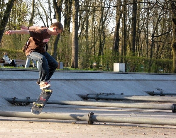 Białostoccy skaterzy potrafią zaadoptować każdą miejską przestrzeń