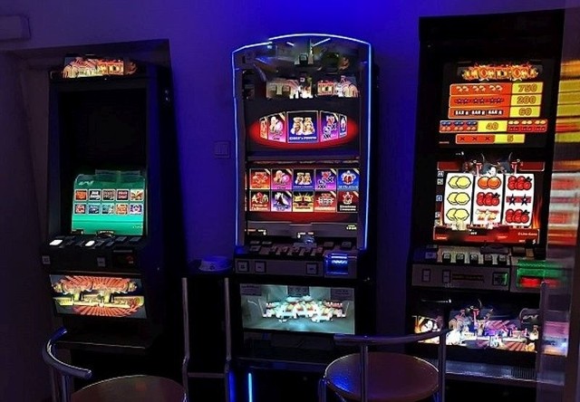 Kryminalni z zambrowskiej komendy w jednym z lokali na terenie miasta zabezpieczyli nielegalne automaty do gier hazardowych.