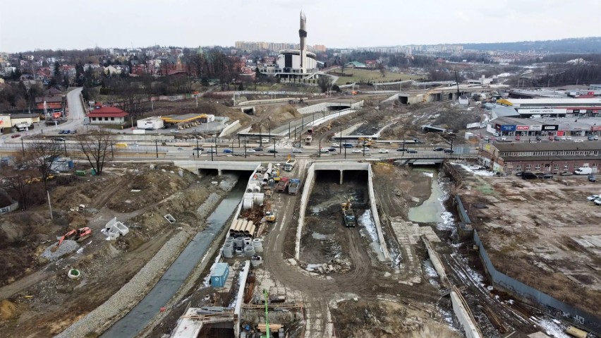 Intensywne prace związane z budową Trasy Łagiewnickiej...