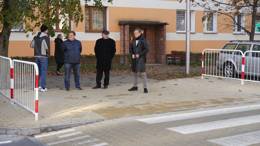 W gminie Kozienice zakończyło się sześć inwestycji drogowych. Jest nowy asfalt, chodniki i oświetlenie. Zobacz zdjęcia