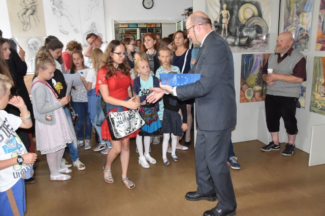 Dyrektor Sylwester Kiełek osobiście wręczał świadectwa ukończenia roku szkolnego oraz gratulował nagród i wyróżnień uczestnikom zajęć Państwowego Ogniska Plastycznego .
