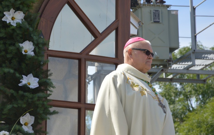 Biskup Piotr Skucha podczas uroczystości w rodzinnym...