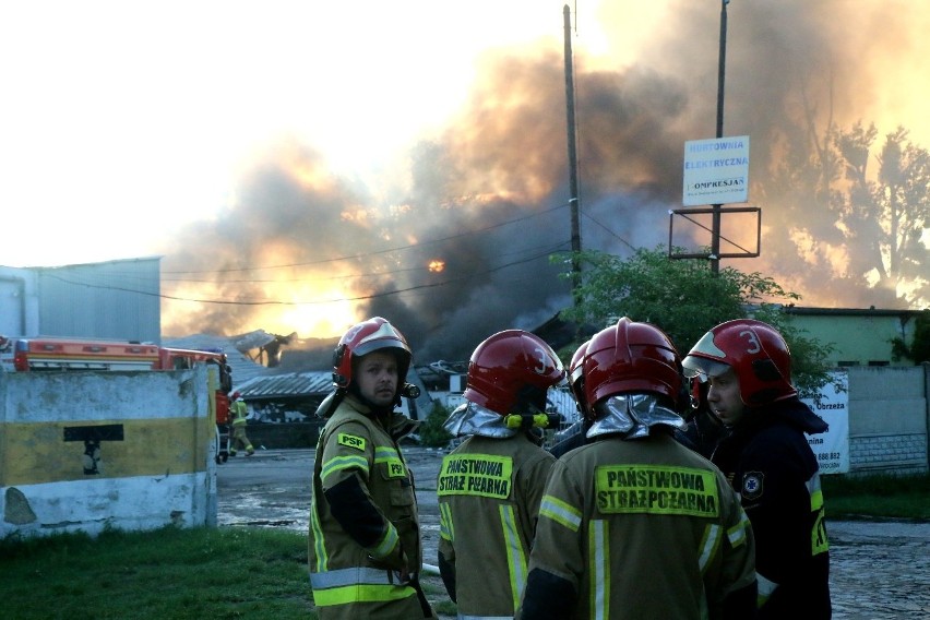 Potężny pożar we Wrocławiu. Płoną chemikalia, słychać wybuchy