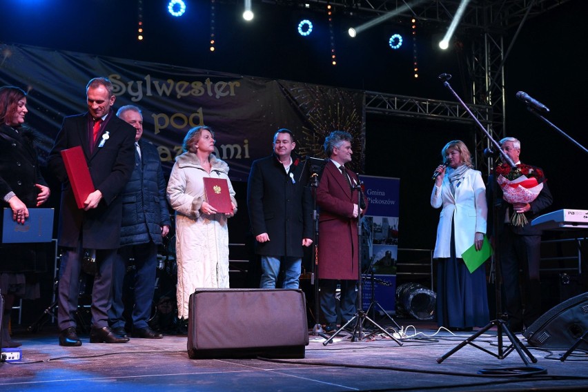 Zachwycający sylwester w Piekoszowie. Mieszkańcy świętowali koniec starego roku i nadanie ich miejscowości praw miejskich. Zobacz zdjęcia