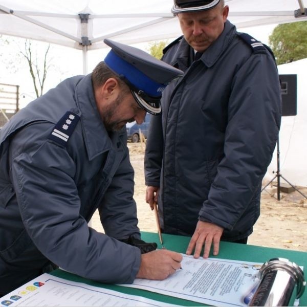 Wcześniej został podpisany akt erekcyjny.