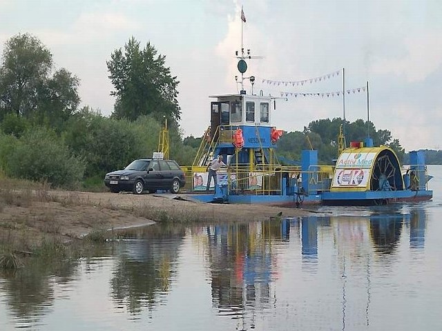 przewozi nie tylko pasażerów, ale także pojazdy