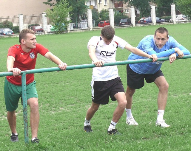Młodzi piłkarze Stali Stalowa Wola, od lewej: Przemysław Bednarz, Filip Szymonik, Sebastian Kocój, jeżeli nie trafią do innych drużyn, będą mogli ogrywać się w zespole rezerw "Stalówki".