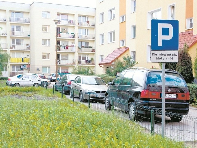 Mieszkańcy ul. Bora Komorowskiego 14 mogą mieć większy parking, jeśli sami stworzą go na pobliskim trawniku.