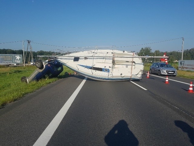 Pogórska Wola. Samochód wiozący łódź wpadł do rowu i dachował [ZDJĘCIA]