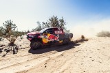 Rajd Dakar 2021. Toyota Hilux i Land Cruiser w pustynnym maratonie