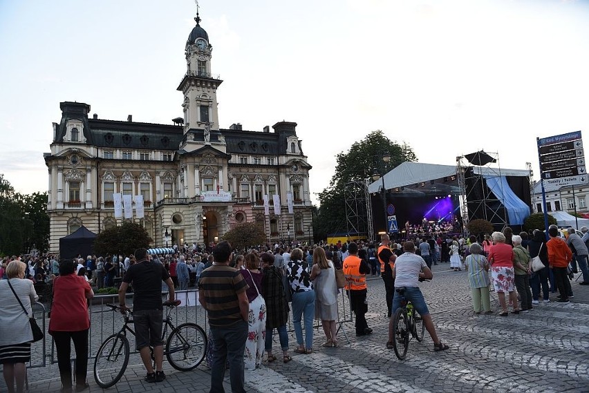 Nowy Sącz. Imieniny Miasta z gwiazdami: Kasia Moś, Wojtek Cugowski, Beata Rybotycka, Konrad Imiela i inni na sądeckim Rynku [ZDJĘCIA]