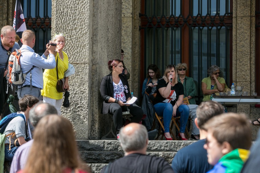 Kraków. Odbyła się publiczna dyskusja na temat wpływu działań Kościoła katolickiego na życie kobiet [ZDJĘCIA]