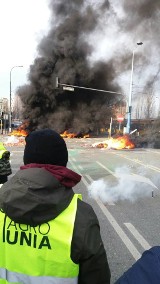 Rolnicy protestowali w Warszawie, była grupa ze Świętokrzyskiego. Płonęły opony i słoma, rozsypane jabłka 