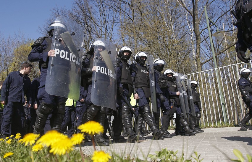 Policja i SOKiści w starciu z kibolami na Dworcu Kaliskim - WIDEO