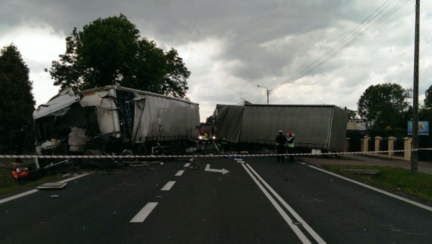 Tragiczny wypadek pod Piotrkowem. Zderzenie trzech tirów, dwóch kierowców nie żyje
