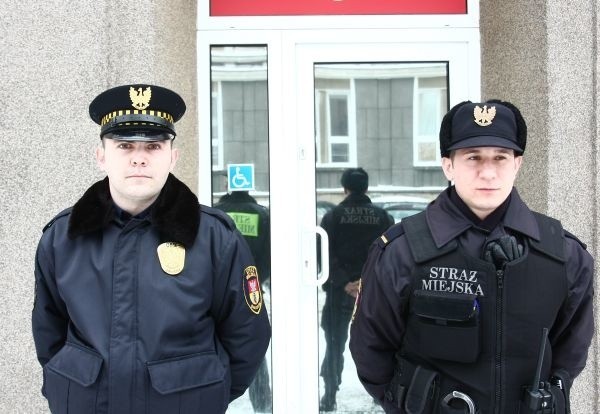 Straż miejska patroluje miasto w nowych, ciepłych uniformach