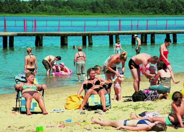 Jezioro Głębokie w okolicy Międzyrzecza może pochwalić się przyzwoitą plażą i kąpieliskiem odpowiadającym wszelkim normom.