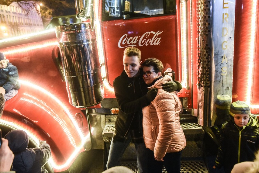 W niedzielę do Poznania dotarł świąteczny konwój Coca-Coli....