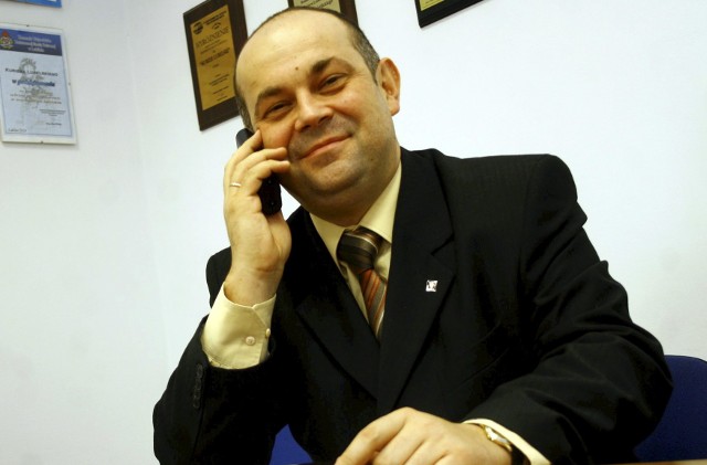 Jarosław Szymczyk jest kierownikiem Centrum Powiadamiania Ratunkowego