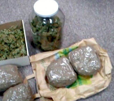 W sumie policjanci zabezpieczyli ponad kilogram marihuany o...