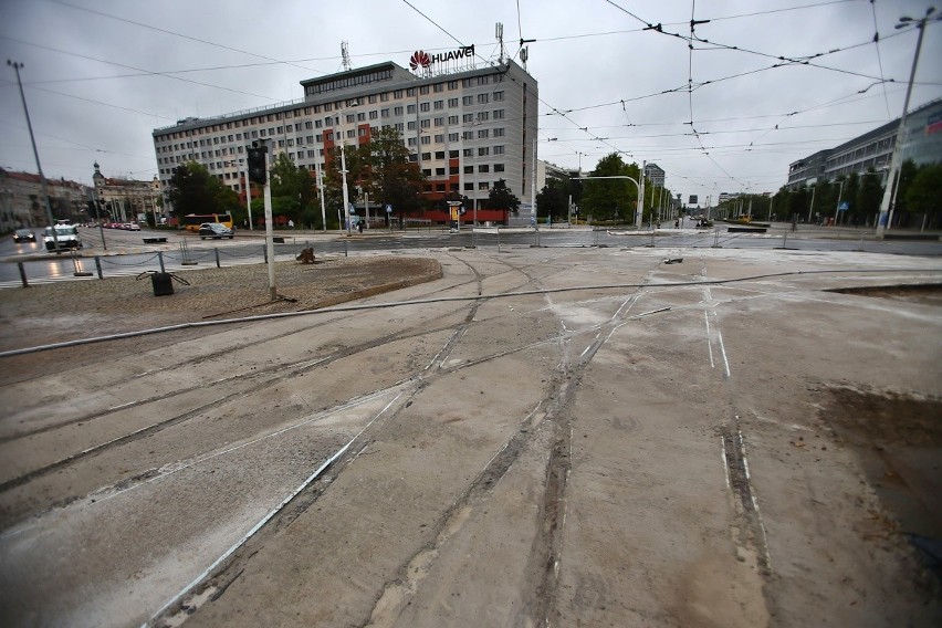 Nowa betonowa nawierzchnia zastąpi starą nierówną kostkę...