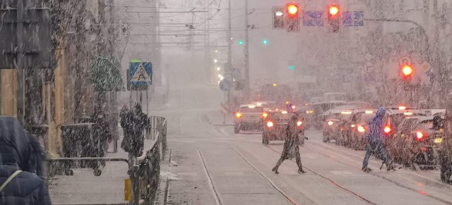 Uwaga! Na śląskich drogach mogą występować oblodzenia - ostrzega IMGW. Katowice, 26 stycznia 2021.Zobacz kolejne zdjęcia. Przesuwaj zdjęcia w prawo - naciśnij strzałkę lub przycisk NASTĘPNE