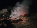 Nocny pożar w gminie Obrowo. Na polu w Skrzypkowie paliło się siano. Na szczęście ogień opanowany