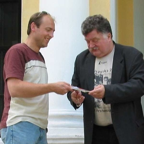 Archeolog i dziennikarz Daniel Sukniewicz (z lewej) z Warszawy zapowiedział Adamowi Ochwanowskiemu, kustoszowi ośrodka, szeroką akcję promocji Chrobrza.  