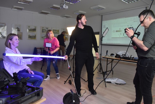 Nauczyciele szkół podstawowych z terenu gminy Masłów szkolili się w zakresie nagrywania i montażu filmów dzięki udziałowi w programie „Laboratoria Przyszłości”.