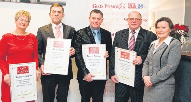 Laureaci naszego plebiscytu: Honorata Stępień, Jerzy Wyczk, Leszek Wrzesień i Jan Gruszewski oraz przedstawicielka głównego sponsora &#8211; dyrektor banku BGŻ w Słupsku Krystyna Poszepczyńska