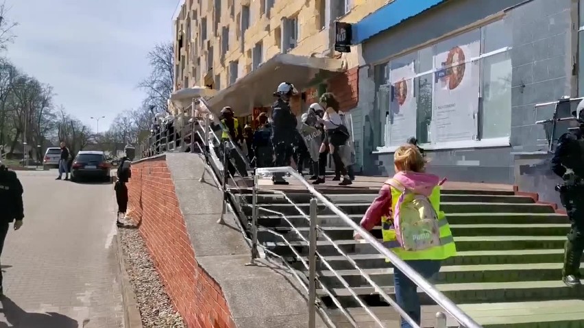 Protest w Głogowie. Policja brutalnie zatrzymała młodą kobietę 