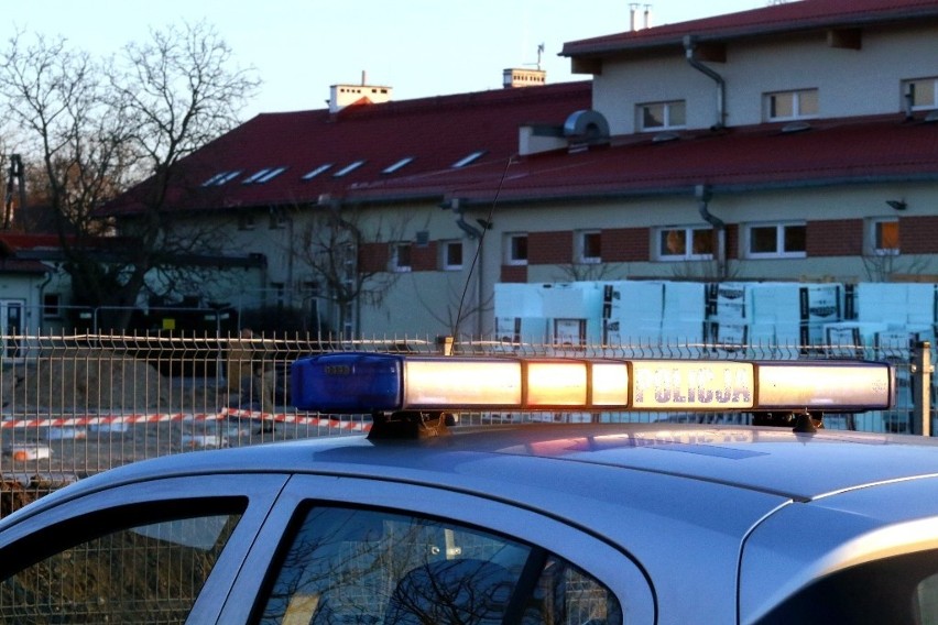 Mina przeciwpancerna znaleziona koło szkoły w Radwanicach pod Wrocławiem [ZDJĘCIA]