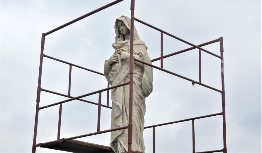 Odnawiana figura Matki Boskiej Cygańskiej na cmentarzu w...