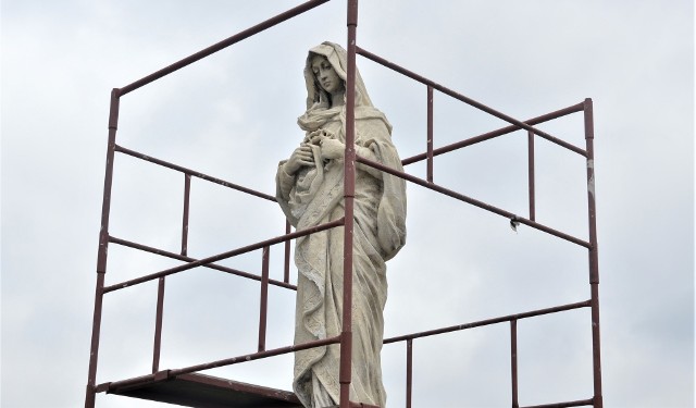 Odnawiana figura Matki Boskiej Cygańskiej na cmentarzu w Proszowicach