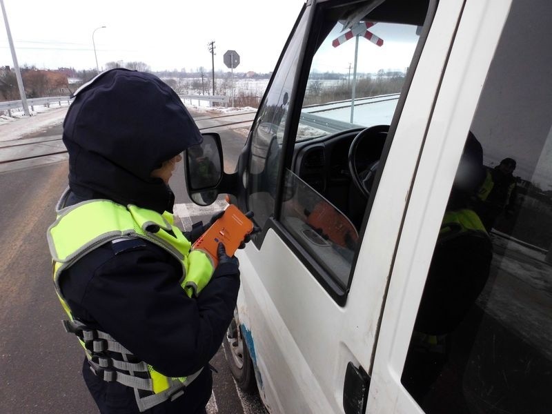 Funkcjonariusze rozdawali kierowcom i pieszym ulotki ze...