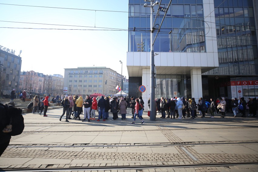 Przed UM w Katowicach tłumy uchodźców ustawiają się w...