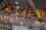 PKO Ekstraklasa. 300 kibiców wspierało Koronę Kielce dopingiem w wyjazdowym meczu z Legią Warszawa. Tak kibicowali!