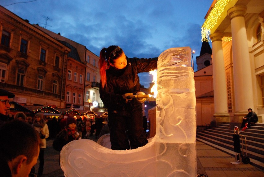 Przed lubelskim ratuszem stanęła lodowa rzeźba. To tron dla...