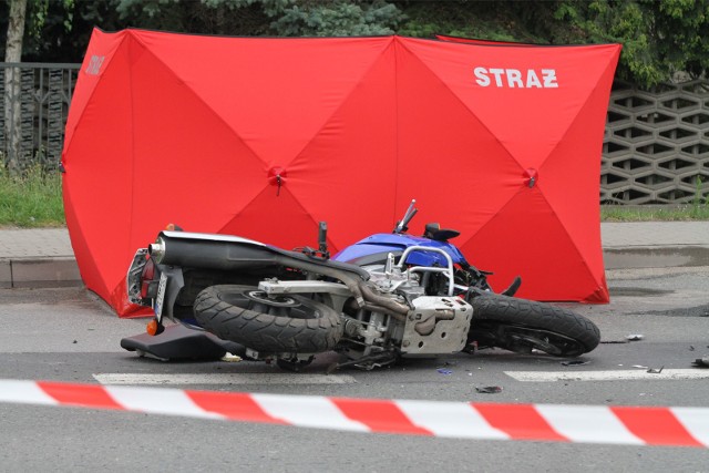 Motocyklista zmarł w szpitalu po zderzeniu z samochodem.