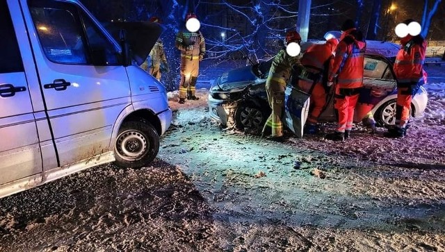 Wypadek na al. Zwycięstwa w Dąbrowie Górniczej. Poszkodowanych zostało dwóch policjantów