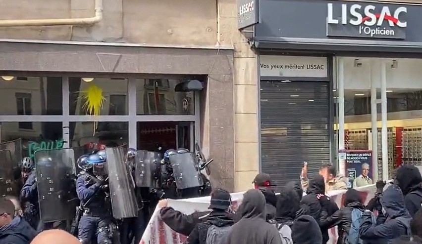 We Francji trwają demonstracje i strajki przeciwko reformie...