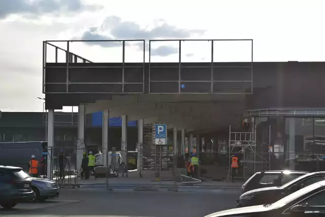 Budowa parku handlowego po TESCO przy Chorzowskiej w Bytomiu dobiega końca. Prace są już na finiszu. W jakich sklepach będziemy mogli zrobić tu zakupy? Sprawdż! >>>