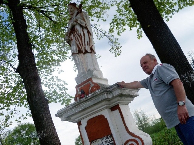 &#8211; Chciałem dobrze, a teraz zrobiła się afera, że ktoś zdewastował zabytkową rzeźbę &#8211; mówi Lesław Cerazy z Kałkowa.