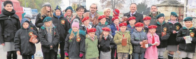 Wielkie brawa dla kwestarzy! Harcerze, rodzice, „miłośnicy”, zaproszeni goście - to tylko część superdrużyny, która podczas kwesty zaduszkowej  zebrała górę pieniędzy na renowację nagrobków.