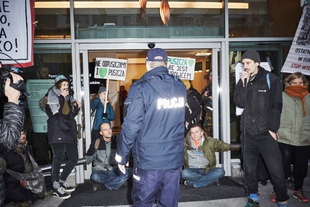 W czwartek rozpoczął się protest przed budynkiem Dyrekcji Generalnej Lasów Państwowych w Warszawie.